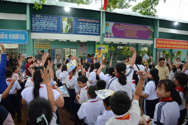 Giving gift portions to pupils on the occasion of Mid-Autumn Festival